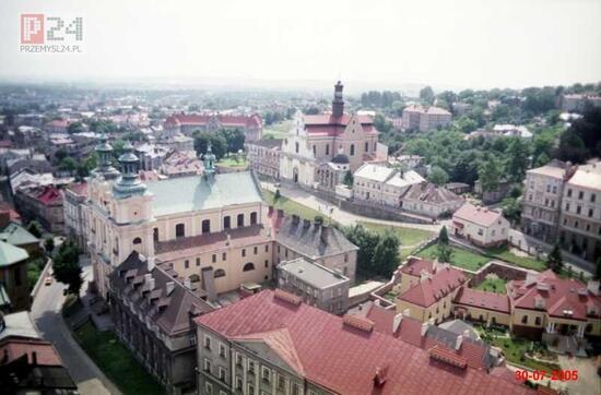 Widok pieknego kocioa i klasztoru Ojcw Karmelitw Bosych
